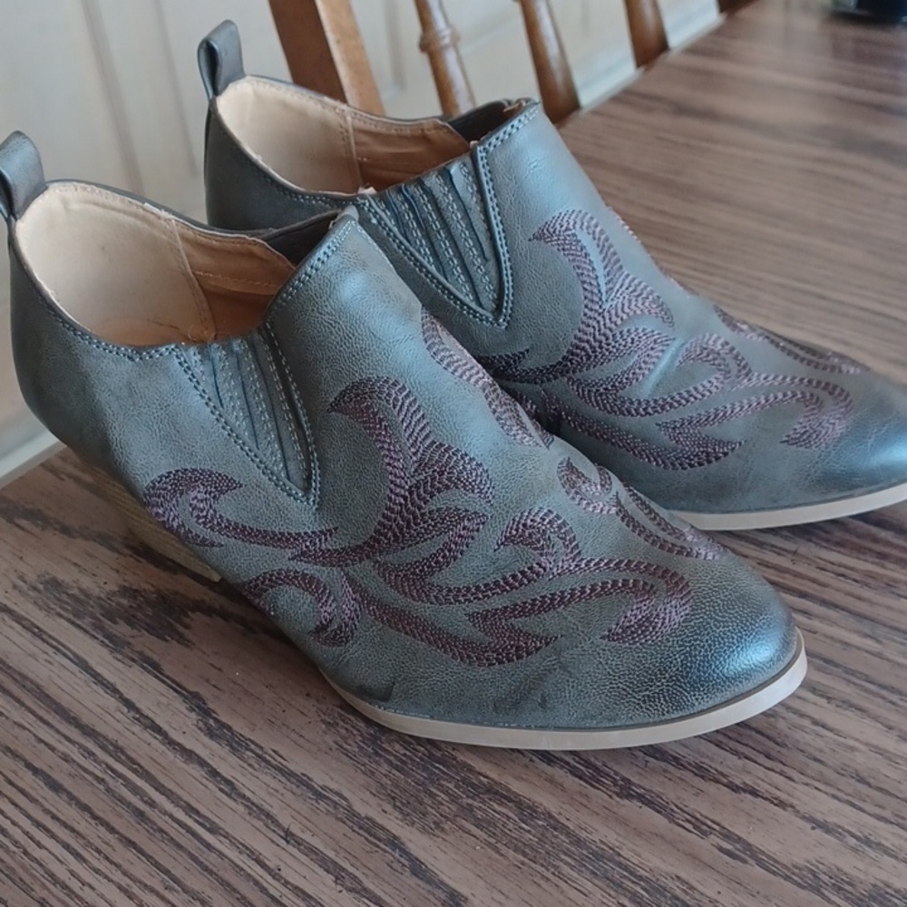 Quipd Dark Green Western Booties, 2" Heel, Sz 7, Like New
